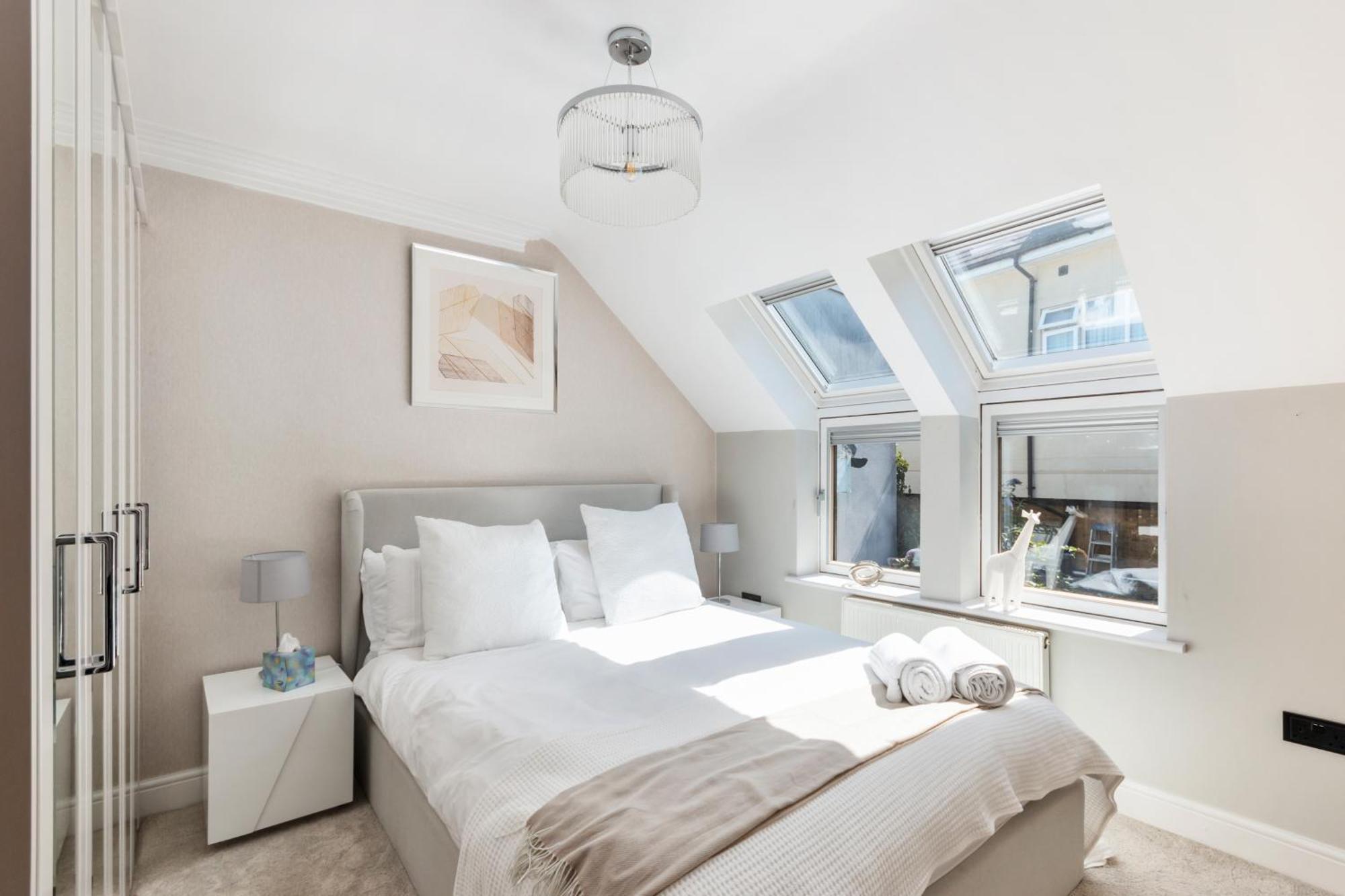 Weybridge - 2 Bed - Parking Apartment Exterior photo
