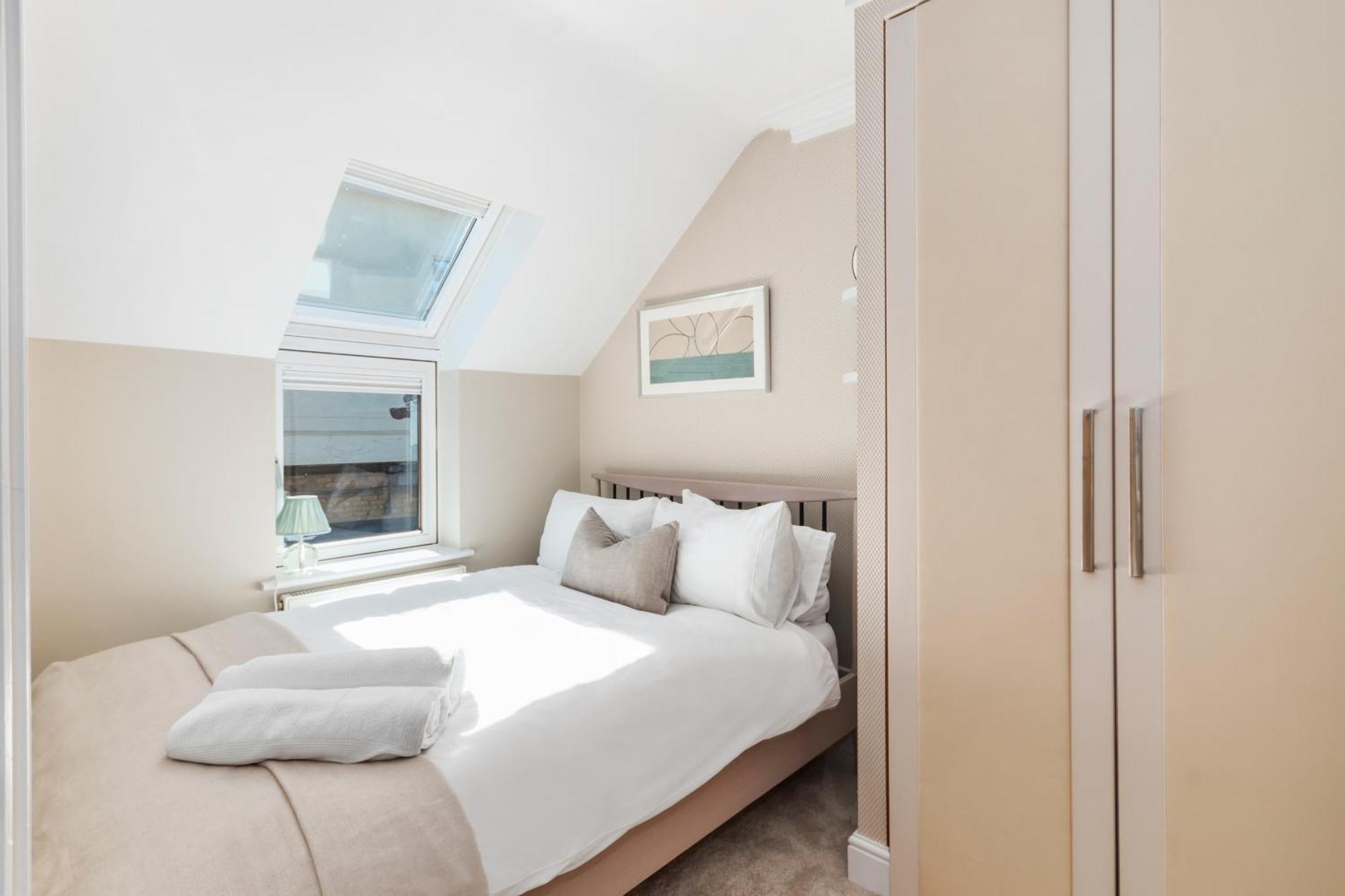 Weybridge - 2 Bed - Parking Apartment Exterior photo